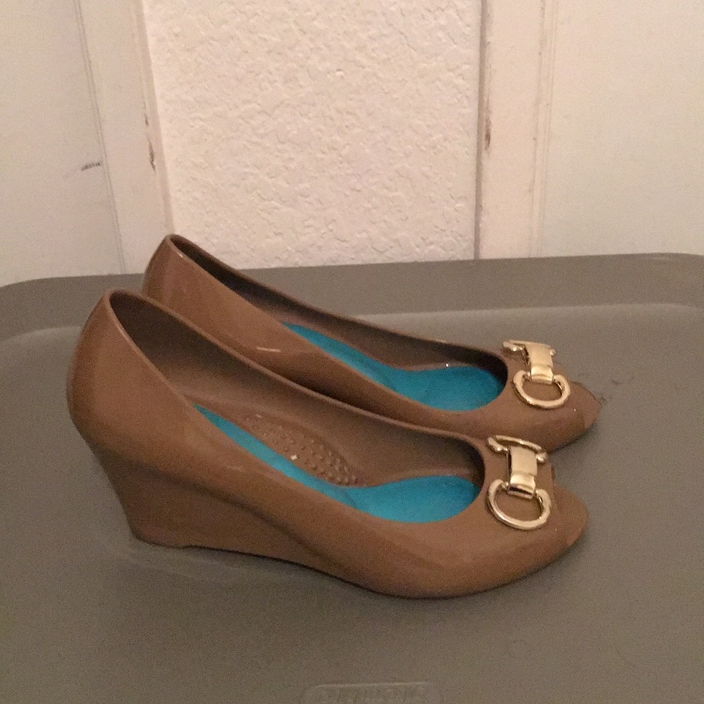 Okab peep toe wedge sz8